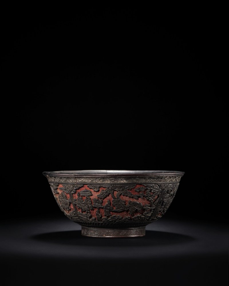 明十六世紀　剔黑人物故事圖碗 | A LARGE CARVED BLACK AND RED LACQUER 'FIGURAL' BOWL - 图1