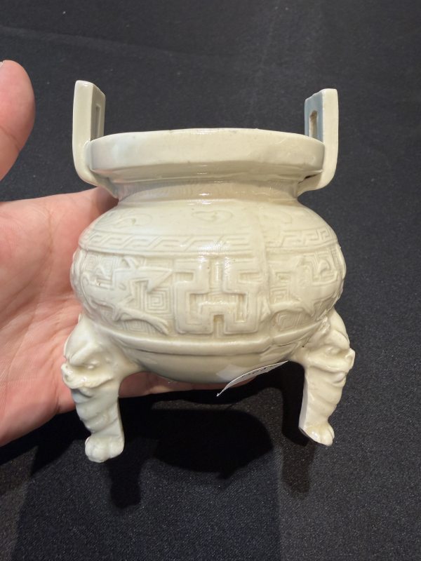 金 定窯白釉饕餮紋雙耳獸足爐 - 图8