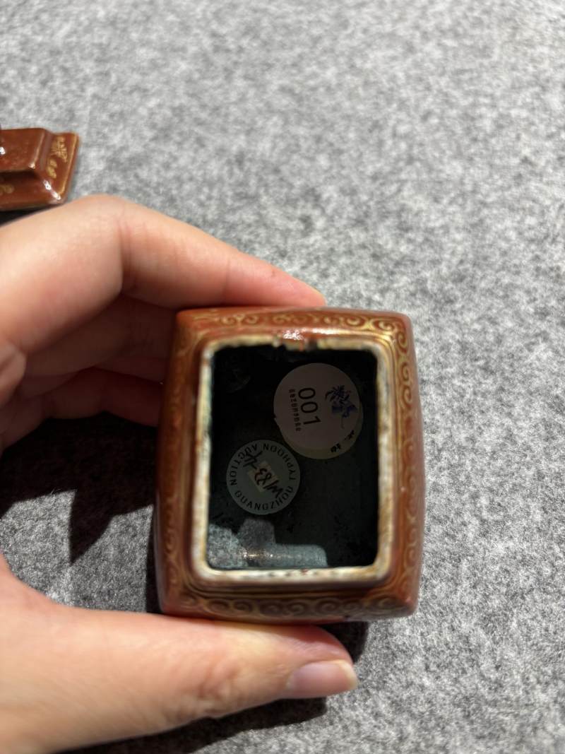    清乾隆 紫金地描金花卉纹带盖水丞 - 图8