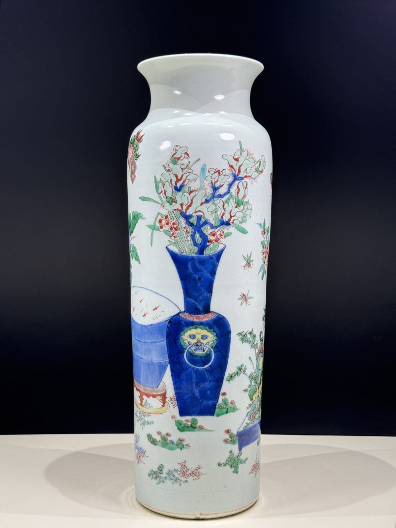 明崇祯 青花五彩博古清供花蝶纹筒瓶 - 图3