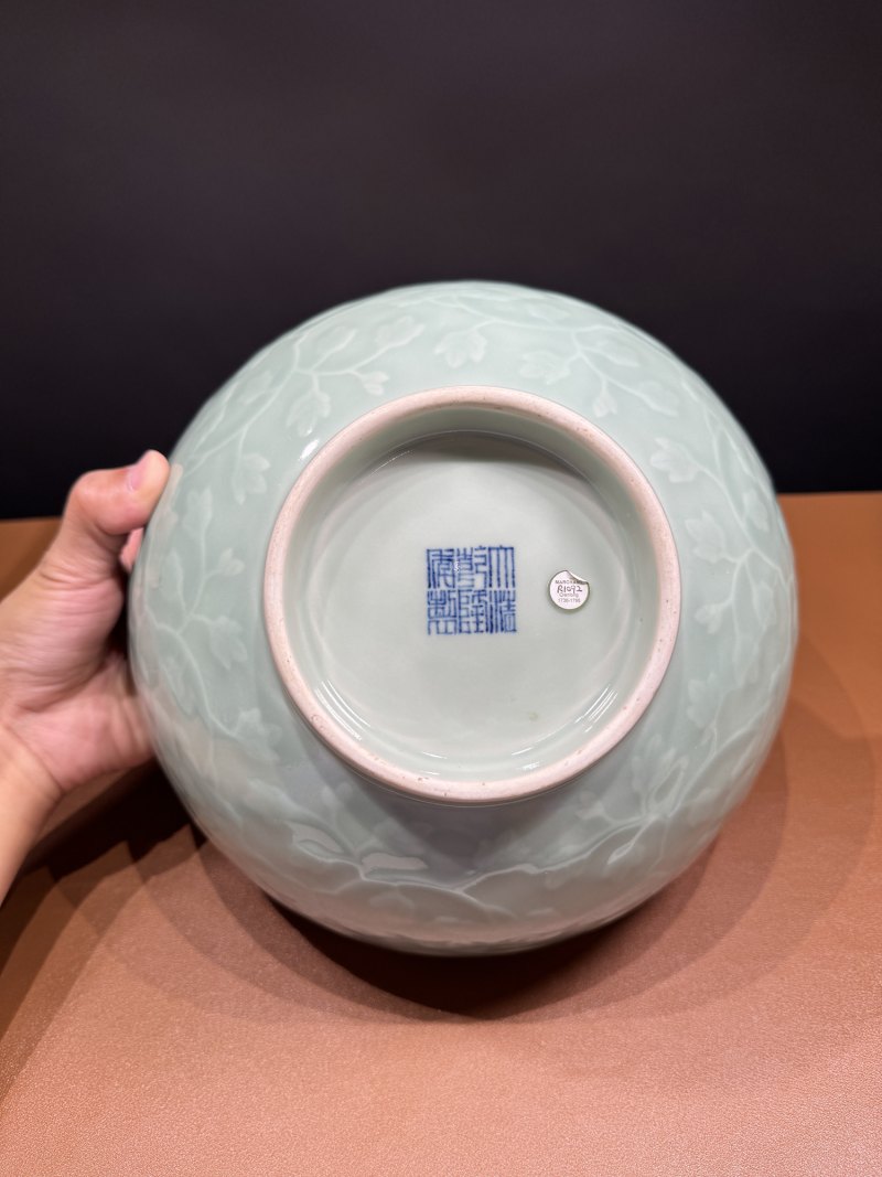 清乾隆 粉青釉暗刻缠枝牡丹纹大碗 - 图9