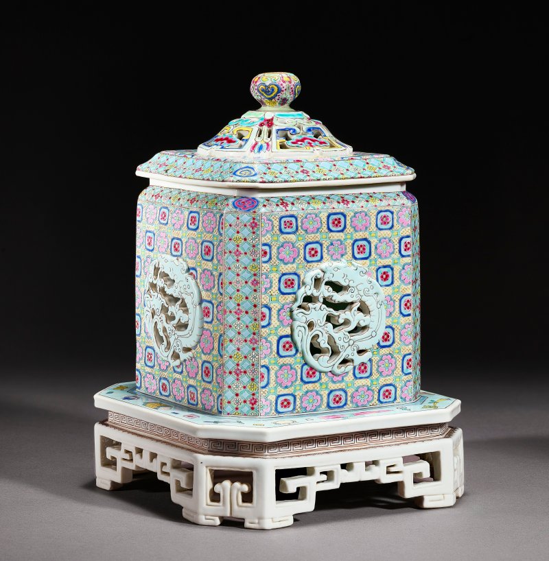 清雍正 洋彩錦地鏤雕團龍紋連座帶蓋熏爐 六字篆書款  YONGZHENG SIX-CHARACTER SEAL MARK IN UNDERGLAZE BLUE AND OF THE PERIOD (1723-1735) - 图7