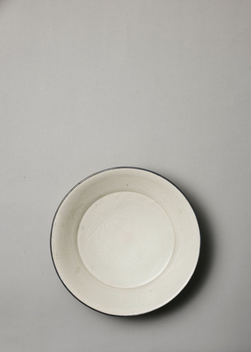 北宋　定窯刻蓮紋折腰盤 | A DING INCISED WHITE-GLAZED 'LOTUS' DISH - 图4