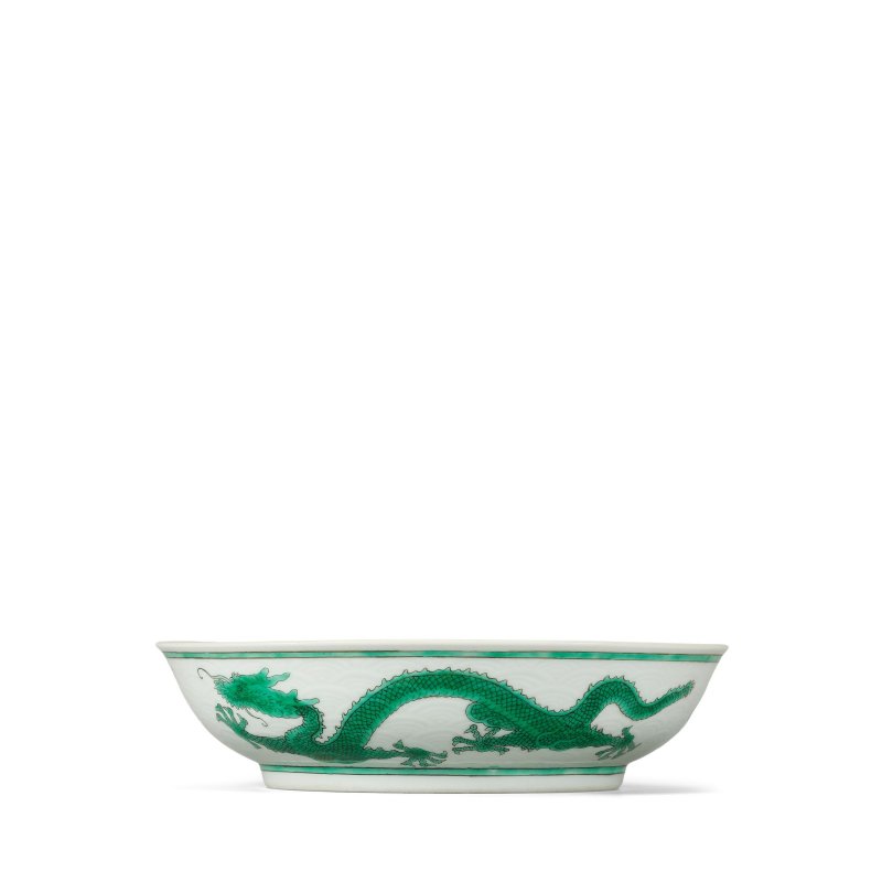 清道光　白地綠彩趕珠龍紋盤 | A GREEN-ENAMELLED 'DRAGON' DISH - 图2