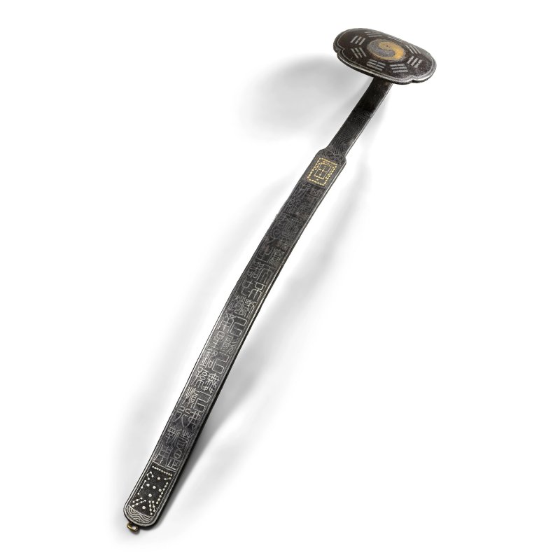 明天啟壬戌年（1622）　鐵錯金銀太極八卦圖如意 | AN INSCRIBED GOLD AND SILVER-INLAID IRON RUYI SCEPTRE - 图5