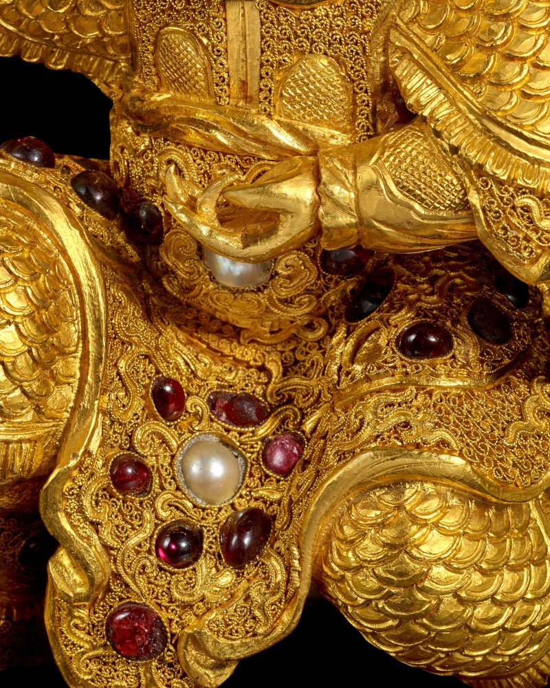 清乾隆 金嵌寶忠臣像 | AN EXCEPTIONALLY RARE GOLD GEM-SET FIGURE OF THE 'LOYAL GENERAL' - 图7