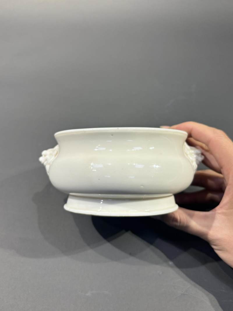    明末清初 德化窑白釉铺首炉 - 图2