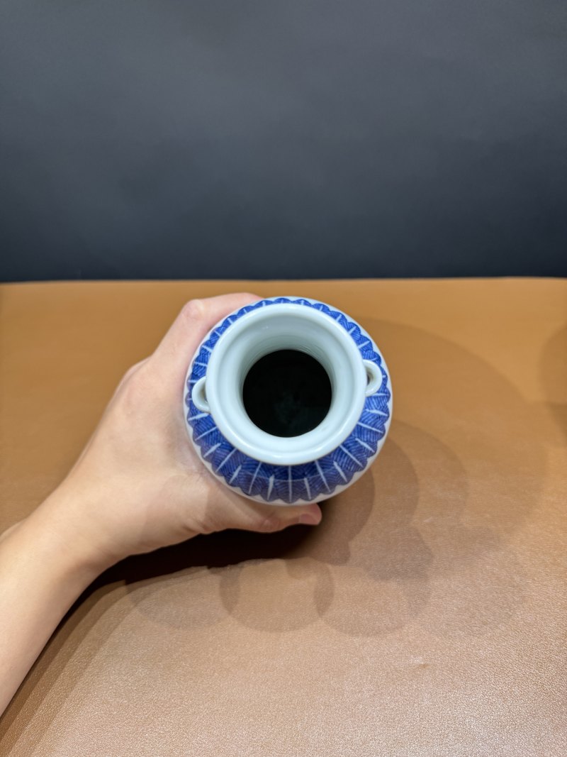 清乾隆 青花缠枝花卉纹贯耳瓶 - 图9