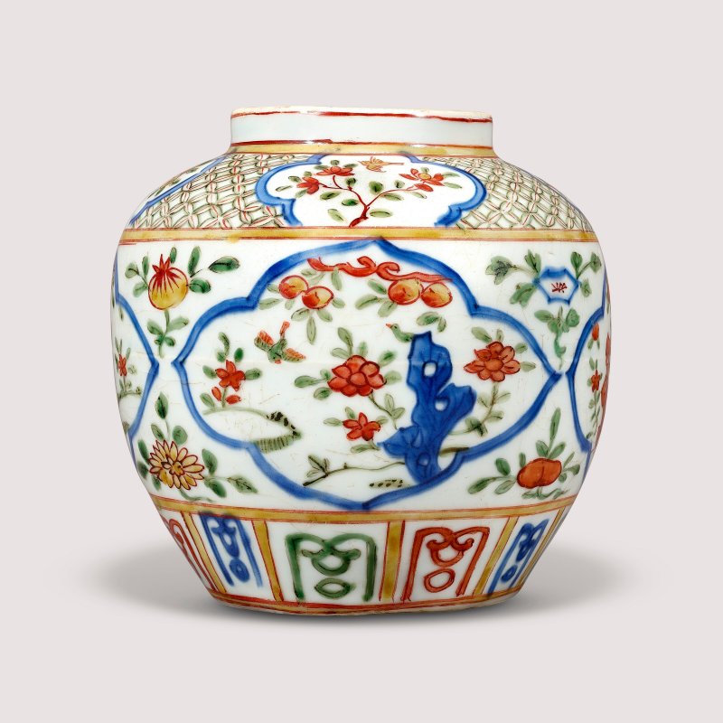 明萬曆 五彩菱形開光四季花鳥紋罐 雙圈六字楷書款  WANLI SIX-CHARACTER MARK IN UNDERGLAZE BLUE WITHIN A DOUBLE CIRCLE AND OF THE PERIOD (1573-1619) - 图2