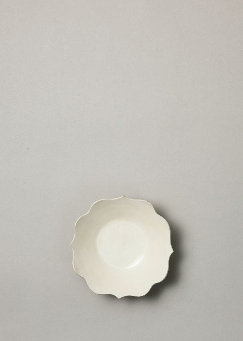 五代/宋　定窯白釉花口盤 | A DING WHITE-GLAZED FOLIATE-RIM DISH - 图3