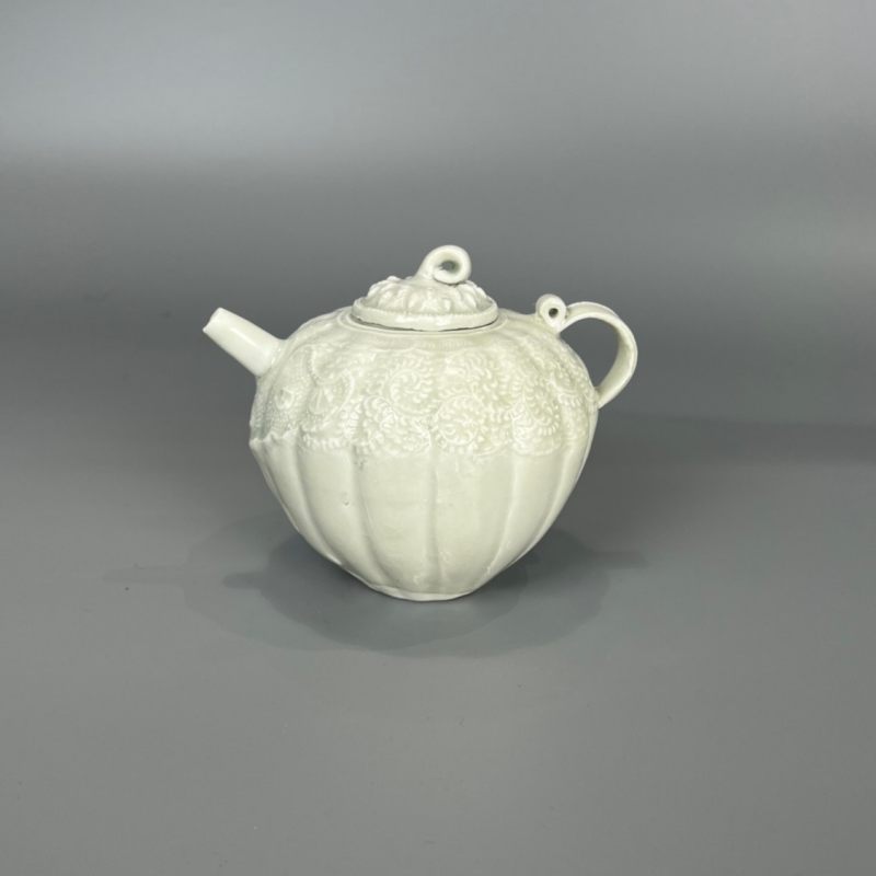 明代 青白釉模印缠枝花卉纹瓜棱壶 - 图7