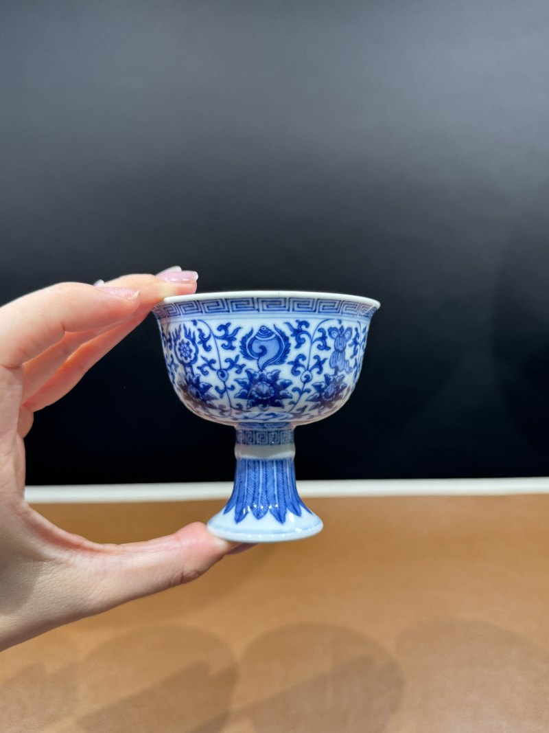 清乾隆 青花内梵文六字真言外莲托八宝纹高足杯 - 图5