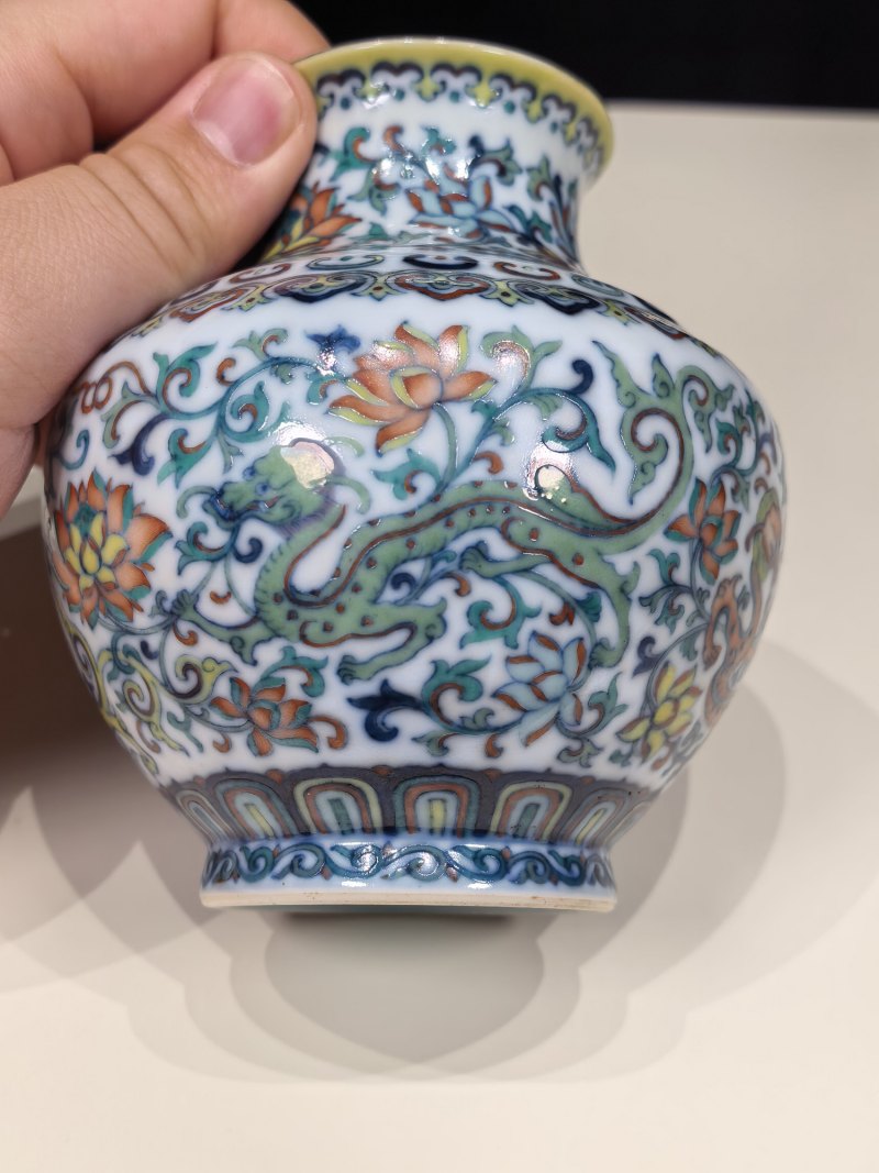 清乾隆 斗彩穿花龙纹小尊 - 图6