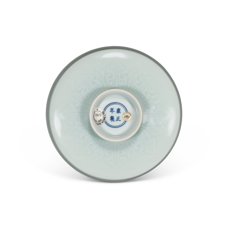 清雍正 粉青釉暗刻雲蝠紋盤一對 雙圈四字楷書款  YONGZHENG FOUR-CHARACTER MARKS IN UNDERGLAZE BLUE WITHIN DOUBLE CIRCLES AND OF THE PERIOD (1723-1735) - 图2