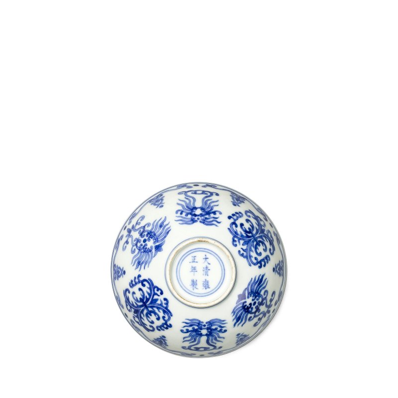 清雍正　青花忍冬紋碗 | A FINE BLUE AND WHITE BOWL - 图3