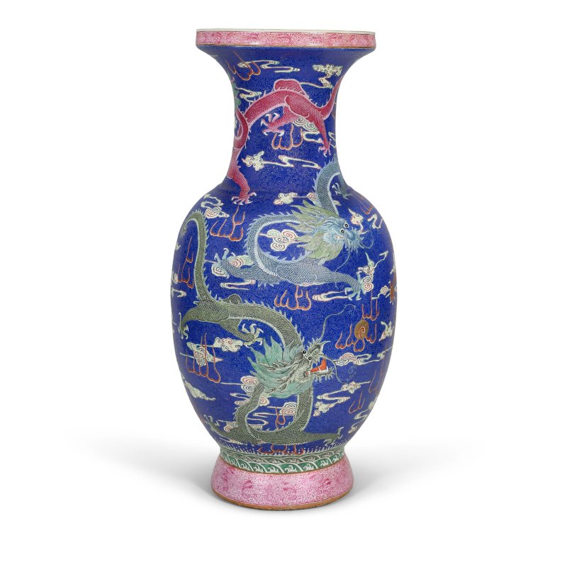 晚清/民國　藍地粉彩軋道雲龍紋瓶 | A LARGE BLUE-GROUND SGRAFFIATO FAMILLE ROSE 'DRAGON' VASE - 图5
