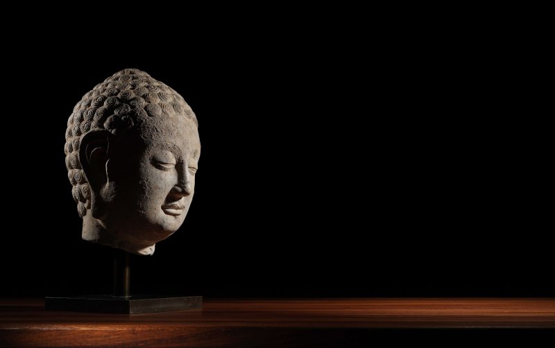 北齊 石灰岩雕佛首 | A RARE CARVED LIMESTONE HEAD OF BUDDHA - 图2