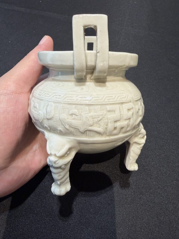 金 定窯白釉饕餮紋雙耳獸足爐 - 图9