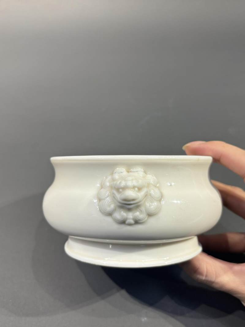    明末清初 德化窑白釉铺首炉 - 图3