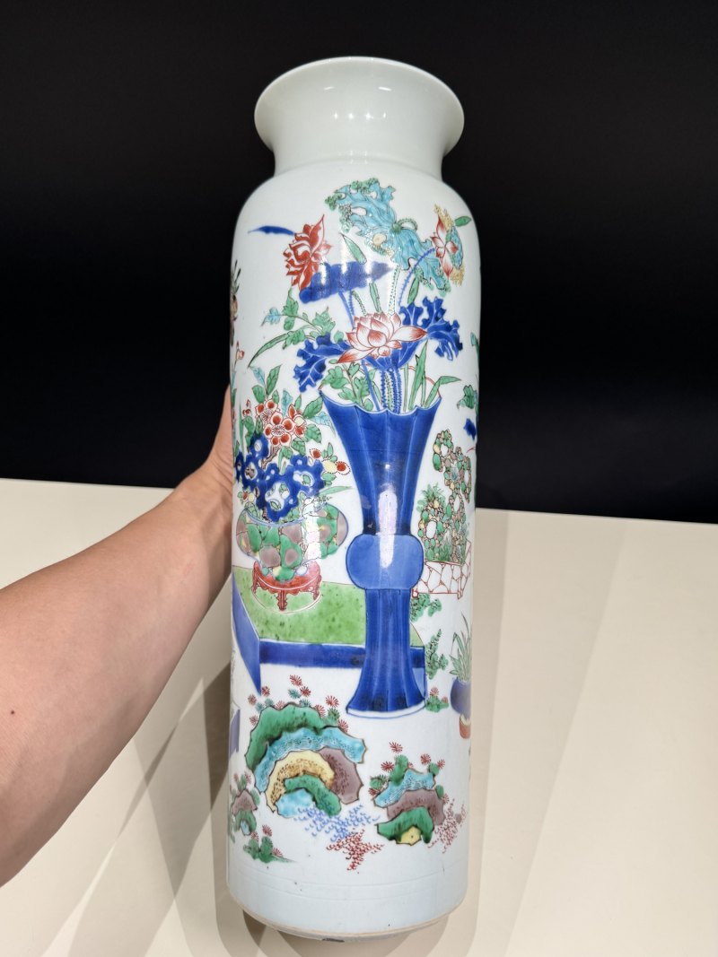 明崇祯 青花五彩博古清供花蝶纹筒瓶 - 图4