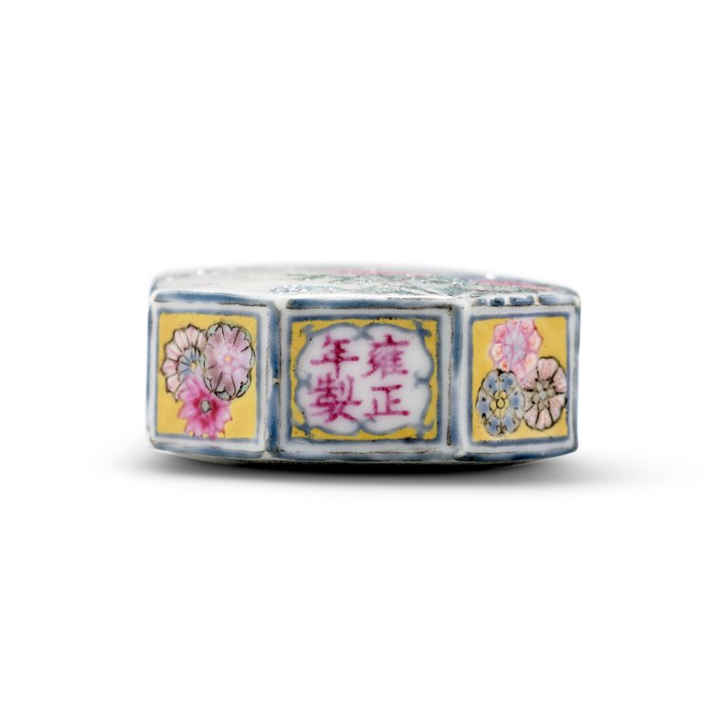 清雍正 御製瓷胎畫琺瑯喜鵲牡丹皮球花紋八方鼻煙壺 胭脂紅料「雍正年製」楷書款  BEIJING PALACE WORKSHOPS, YONGZHENG FOUR-CHARACTER MARK IN PINK ENAMEL AND OF THE PERIOD (1723-1735) - 图5
