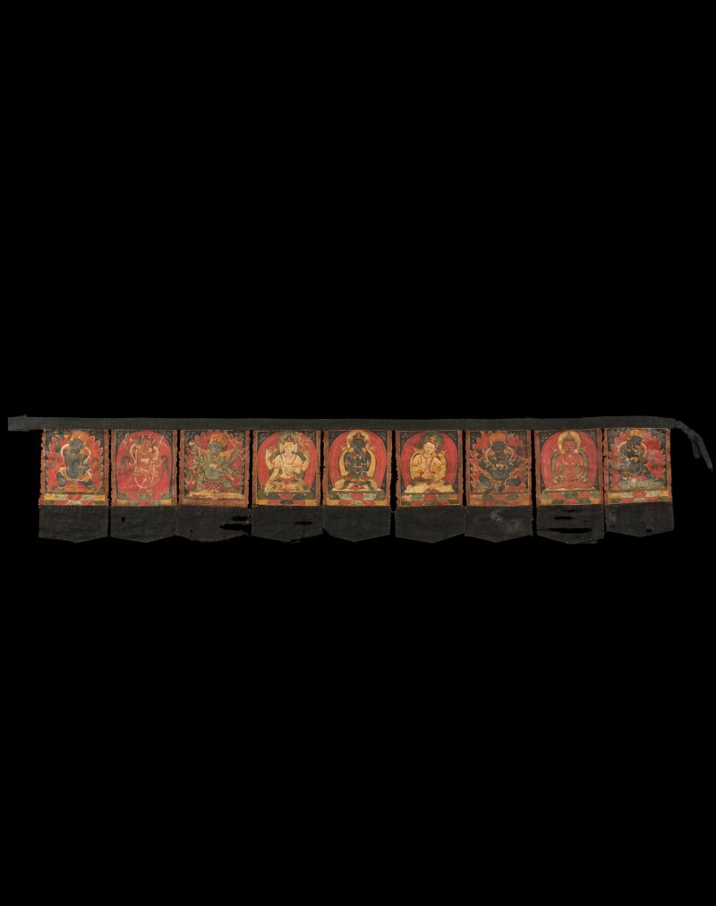 西藏 十五世紀 佛幡唐卡九幅 | A BUDDHIST RITUAL BANNER WITH NINE PAINTINGS - 图3