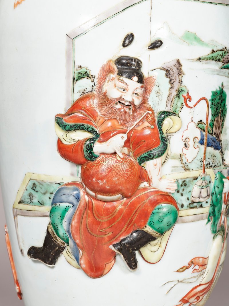 清康熙 五彩堆塑鍾馗嫁妹圖瓶  KANGXI PERIOD (1662-1722) - 图3