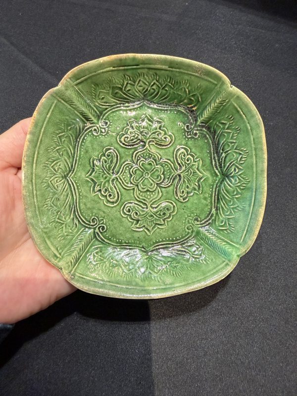 五代邢窯綠釉模印寶相花紋葵口盤 - 图5