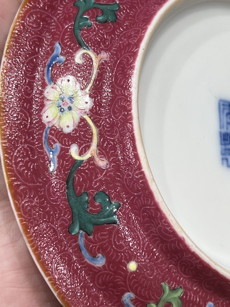 清乾隆 胭脂红地轧道洋彩缠枝宝相花纹杯及杯托（一套） - 图16