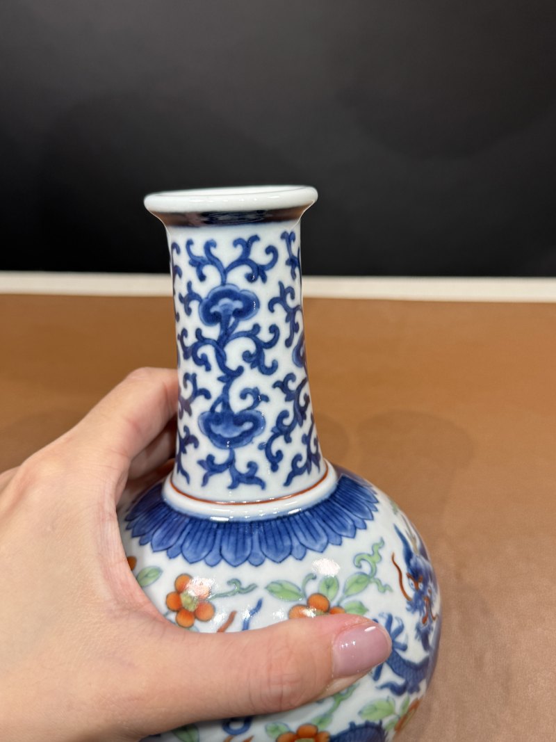 清雍正 青花加洋彩龙凤呈祥小赏瓶 - 图5
