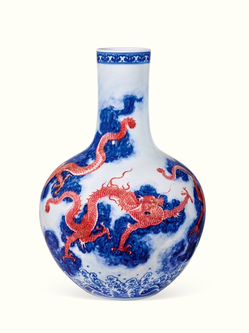 清乾隆 御制青花釉里红云海腾龙天球瓶 - 图5