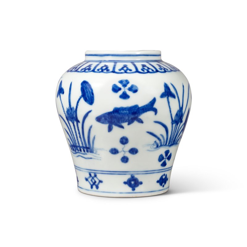 明嘉靖 青花魚藻紋罐 雙圈六字楷書款  JIAJING SIX-CHARACTER MARK IN UNDERGLAZE BLUE WITHIN A DOUBLE CIRCLE AND OF THE PERIOD (1522-1566) - 图2