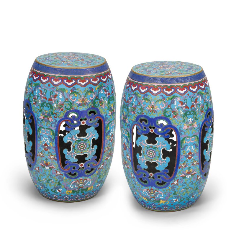 清乾隆　御製掐絲琺瑯蓮蝠紋坐墩一對 | A SUPERB PAIR OF IMPERIAL CLOISONNÉ ENAMEL STOOLS - 图3