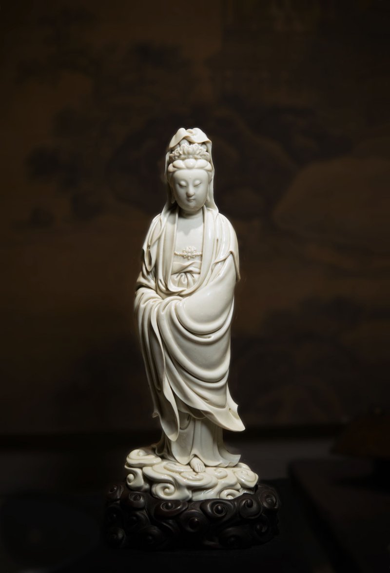 明十七世紀初 德化白釉祥雲觀音立像 | AN IMPORTANT DEHUA STANDING FIGURE OF GUANYIN - 图1
