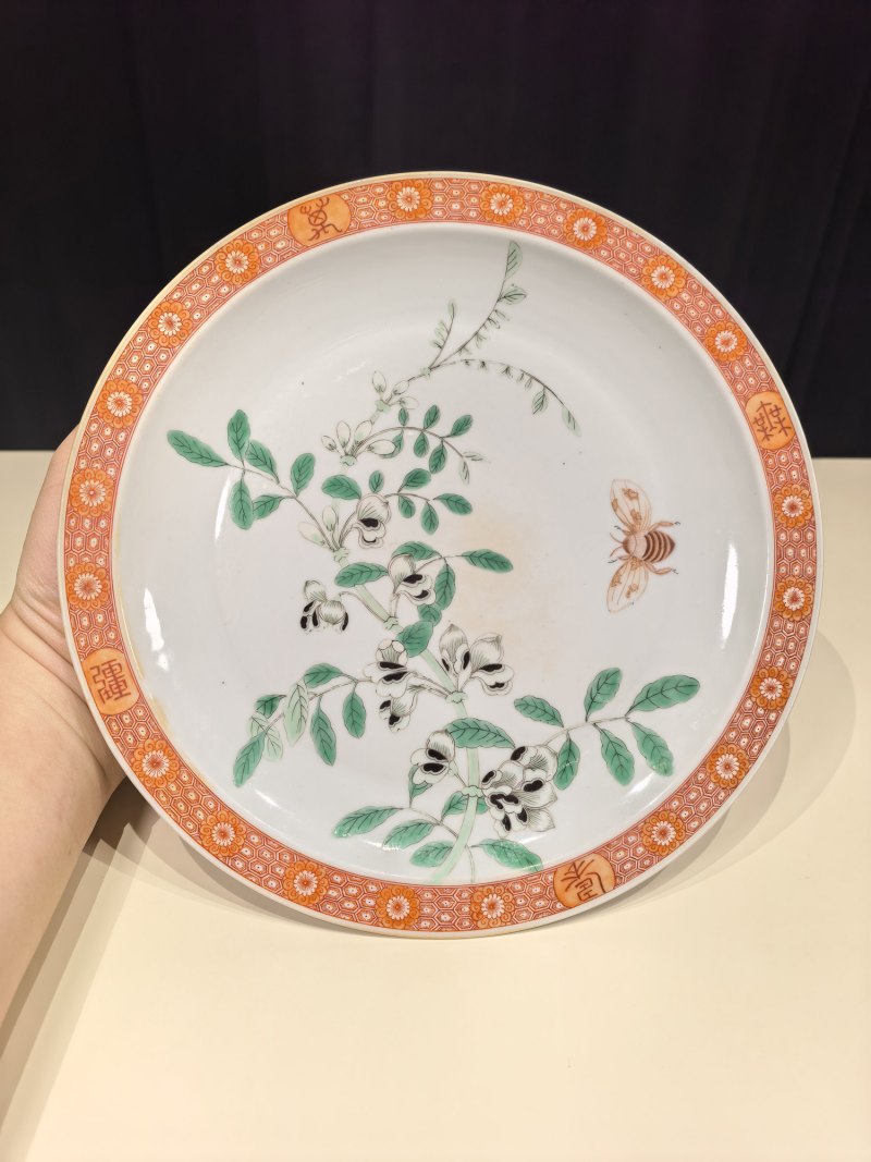 清康熙 五彩万寿无疆花虫纹折沿盘 - 图2