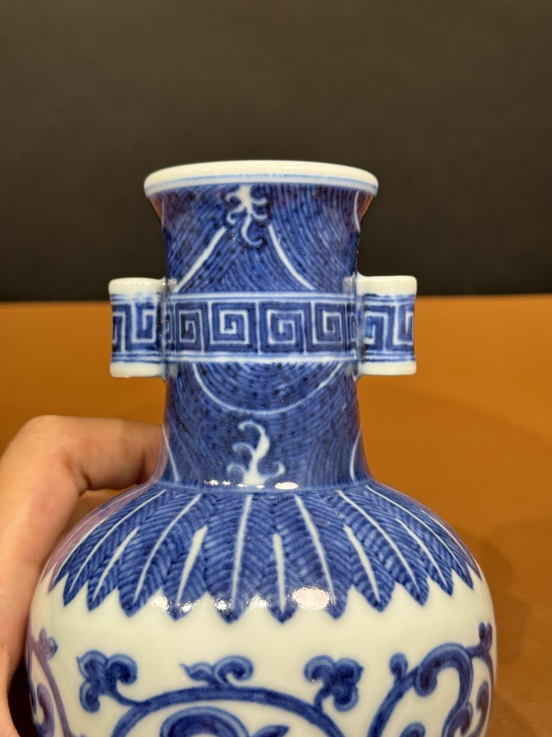 清乾隆 青花缠枝花卉纹贯耳瓶 - 图10