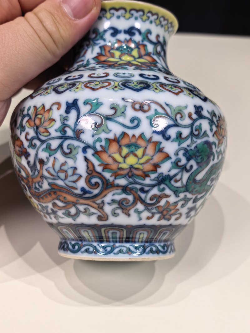 清乾隆 斗彩穿花龙纹小尊 - 图7