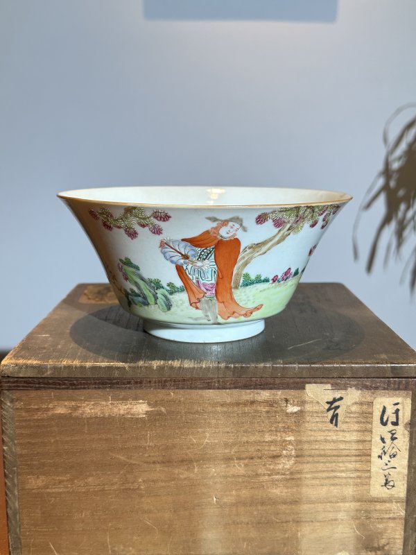 清乾隆 粉彩人物折腰碗 - 图2
