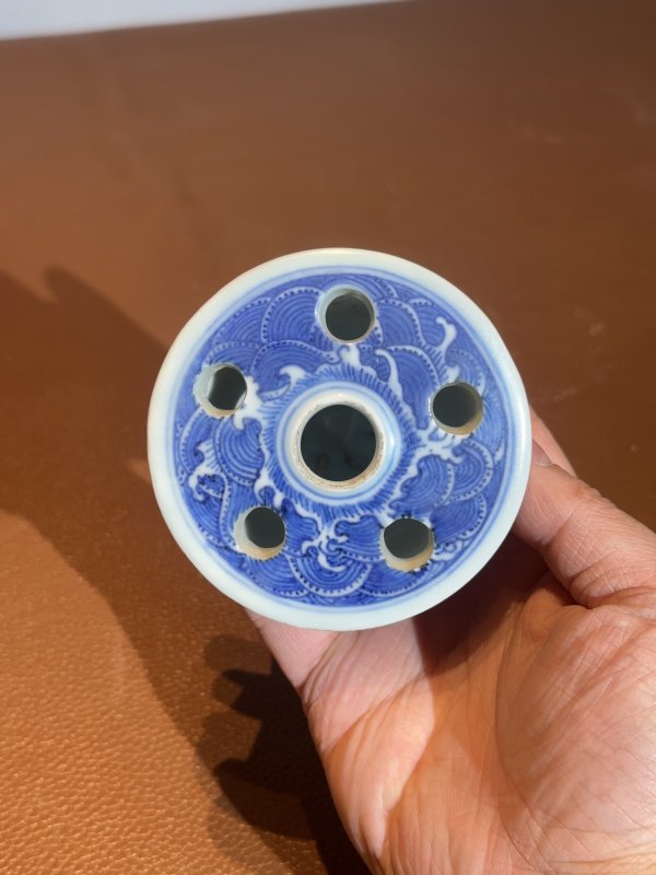 清 青花云蝠纹花插 - 图6