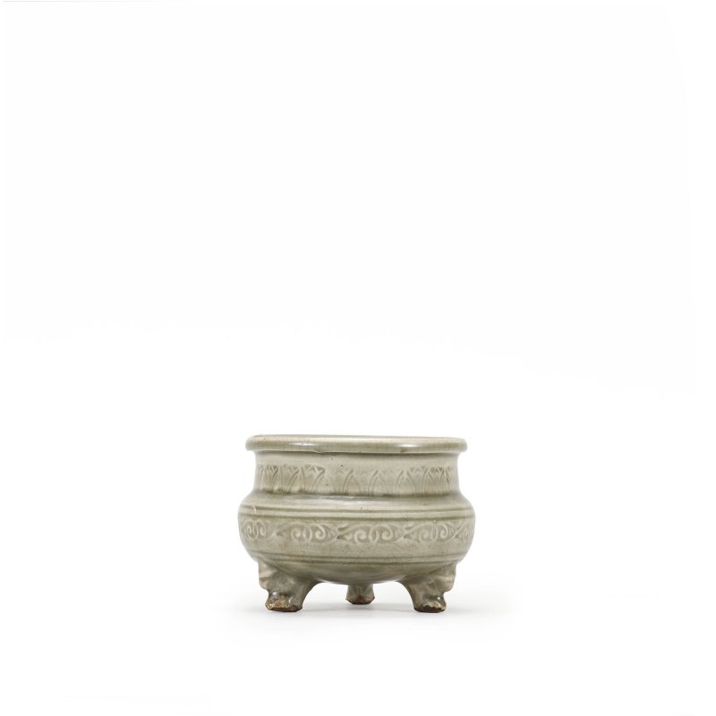 金　耀州窯青釉刻花三足爐 | A CARVED YAOZHOU CELADON-GLAZED TRIPOD INCENSE BURNER - 图4