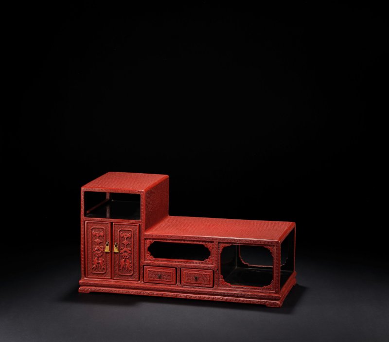 清乾隆　剔紅福慶有餘博古架 | A CARVED CINNABAR LACQUER MINIATURE DISPLAY CABINET - 图1