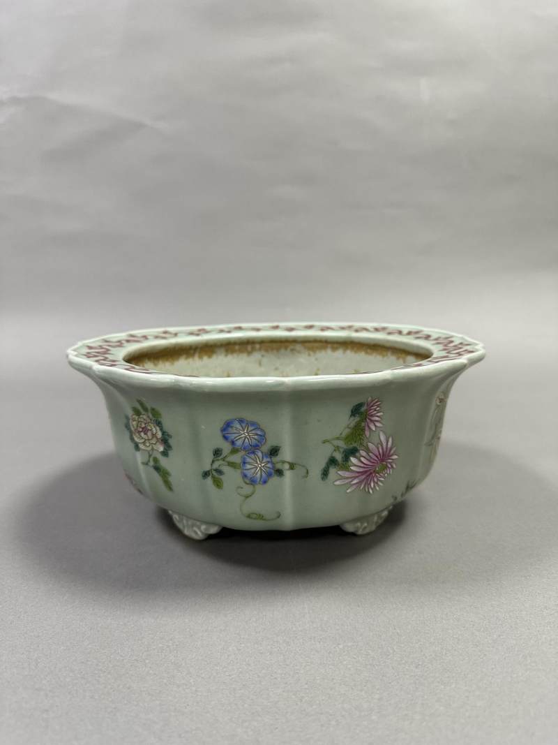    清乾隆 青釉粉彩十二花神葵口盆 - 图2