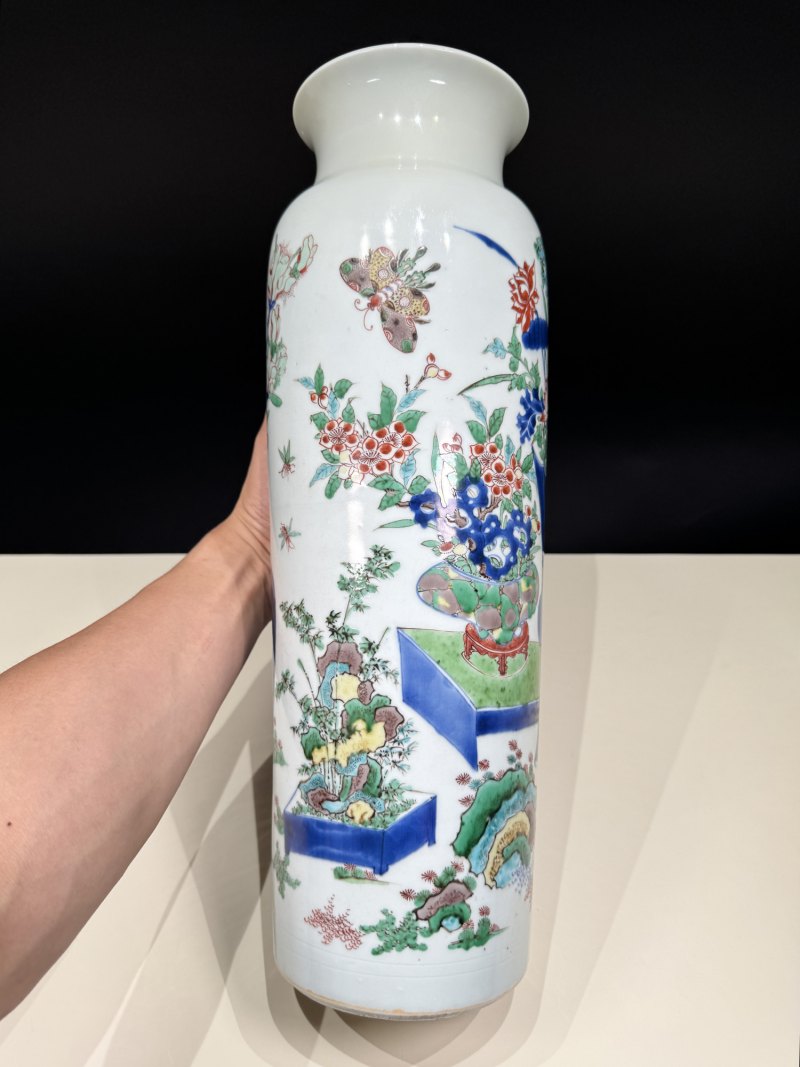 明崇祯 青花五彩博古清供花蝶纹筒瓶 - 图5