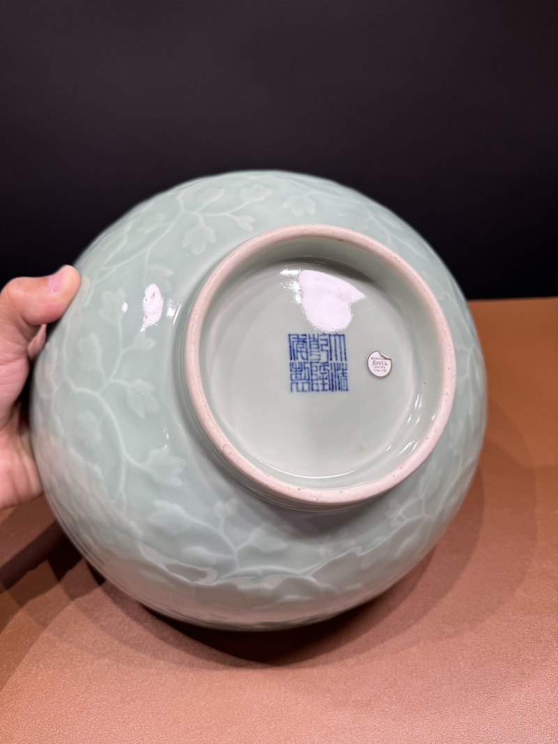 清乾隆 粉青釉暗刻缠枝牡丹纹大碗 - 图11