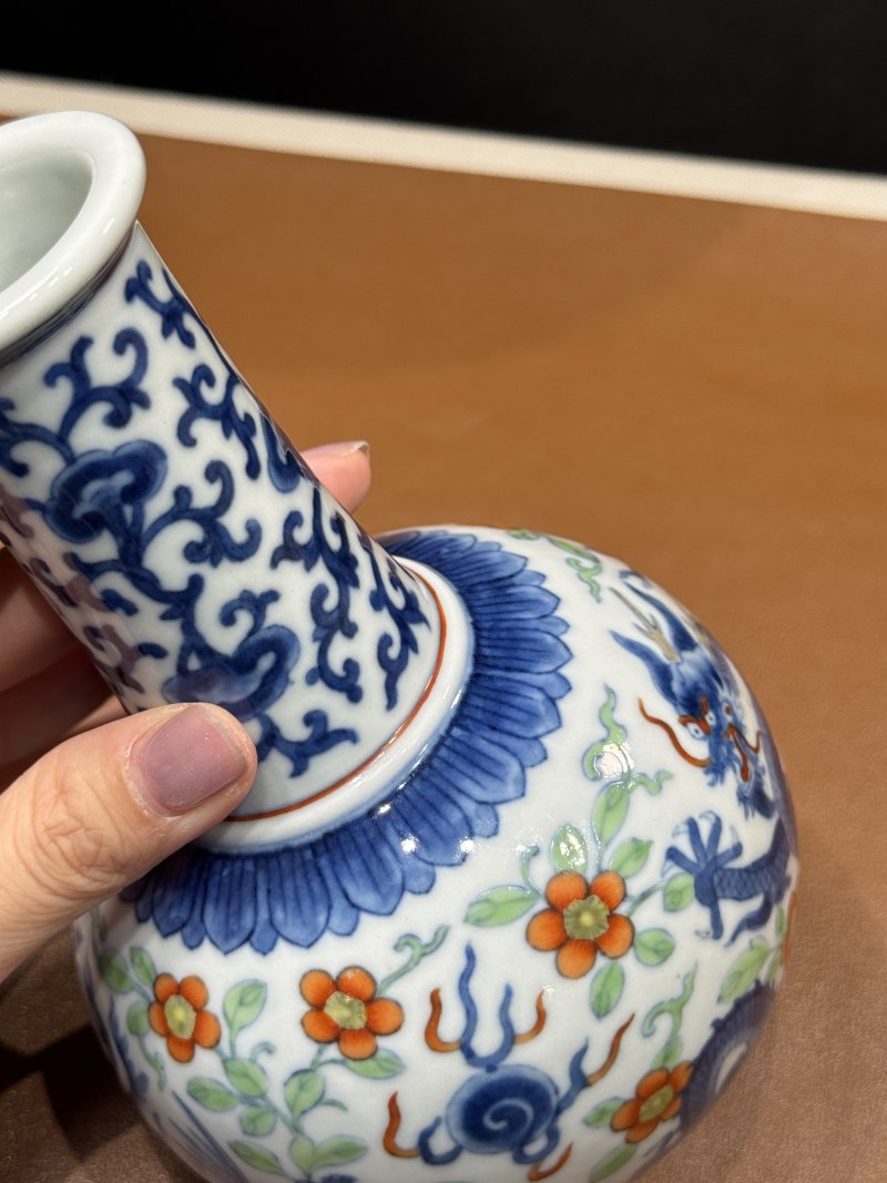 清雍正 青花加洋彩龙凤呈祥小赏瓶 - 图6