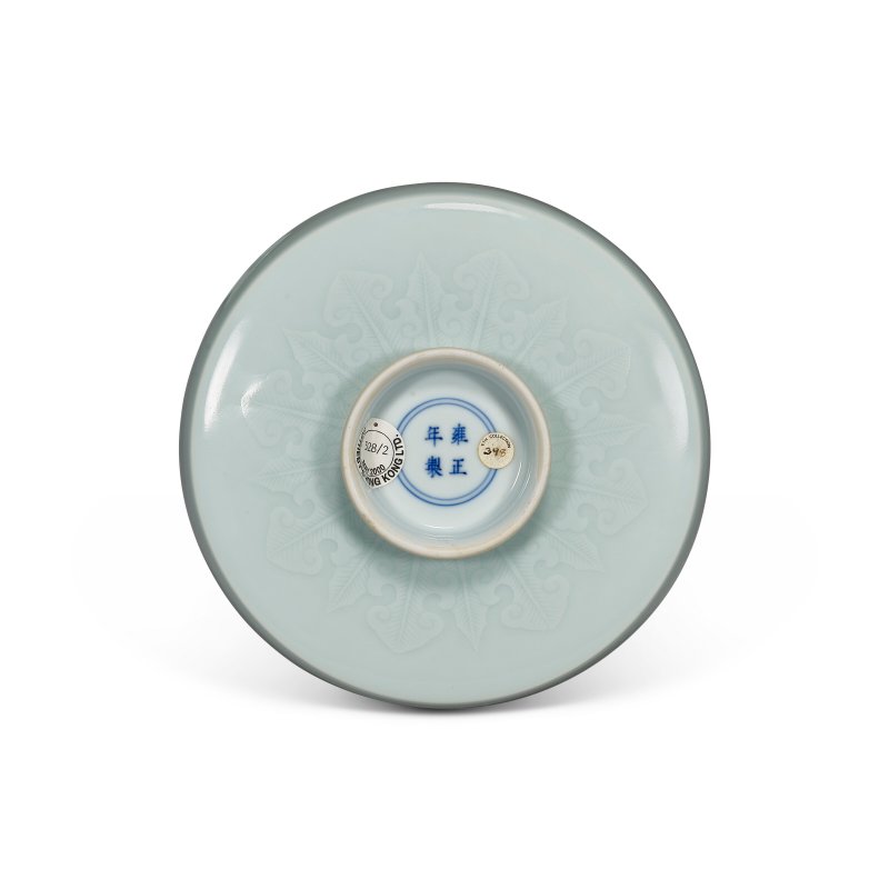 清雍正 粉青釉暗刻雲蝠紋盤一對 雙圈四字楷書款  YONGZHENG FOUR-CHARACTER MARKS IN UNDERGLAZE BLUE WITHIN DOUBLE CIRCLES AND OF THE PERIOD (1723-1735) - 图3