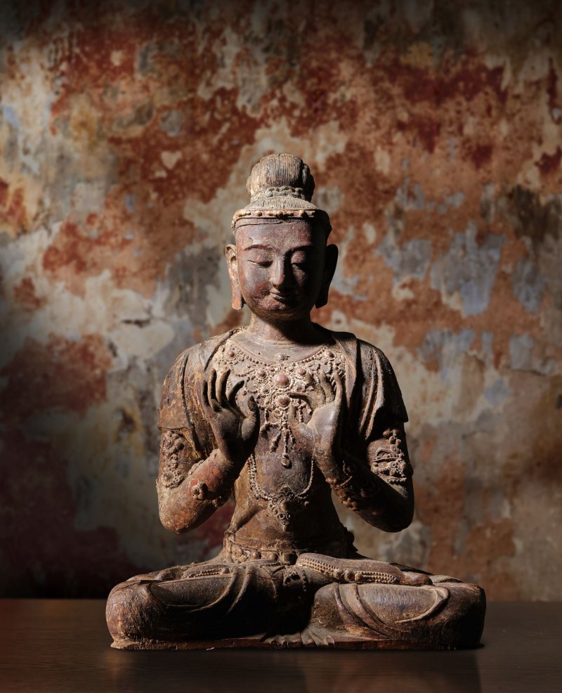 十四世紀 漆金木菩薩坐像 | A RARE LARGE LACQUERED WOOD FIGURE OF A SEATED BODHISATTVA