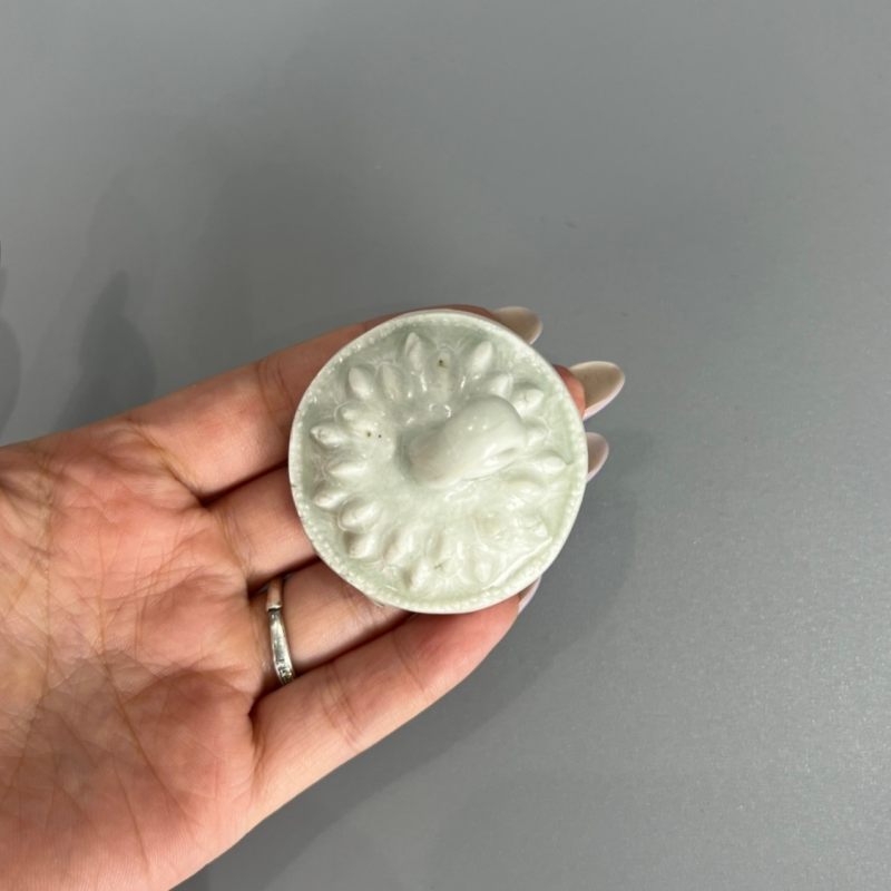 明代 青白釉模印缠枝花卉纹瓜棱壶 - 图9