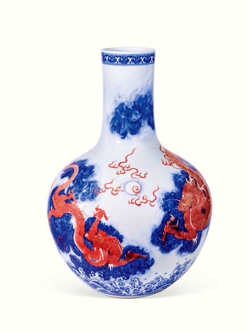 清乾隆 御制青花釉里红云海腾龙天球瓶 - 图6