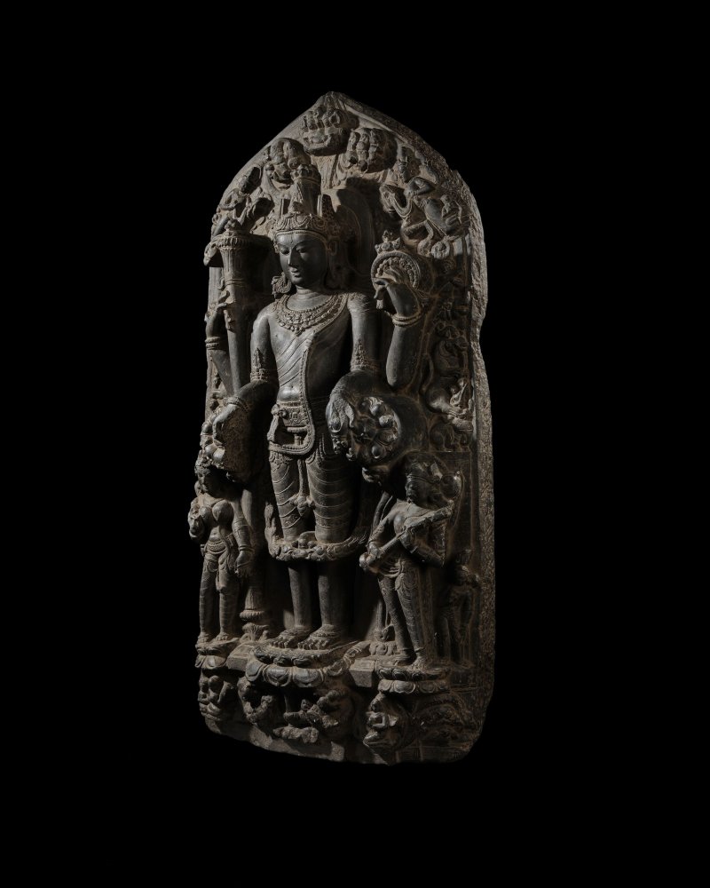 印度東北部 帕拉時期 十二世紀 黑石毗濕奴像 | A BLACKSTONE STELE OF VISHNU - 图5